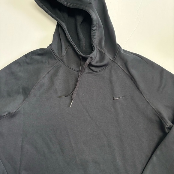 Nike Therma Fit Hoodie Sweatshirt Women’s Medium Black Solid Thumbholes Pullover - Picture 2 of 8